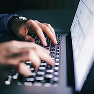 Votre guide sur les 5 types de cybercriminalité et les pratiques de sécurité à adopter sur Internet