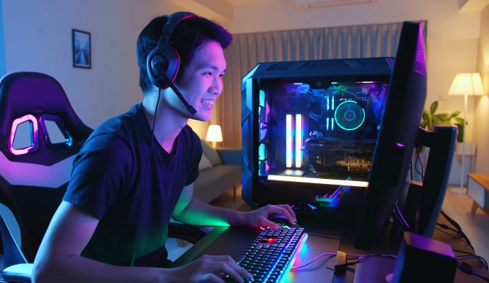 homme lançant Norton 360 for Gamers sur son ordinateur